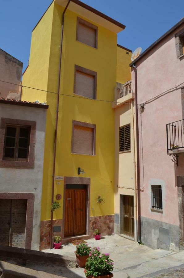 ホテルLa Casa Di Angelo ボーザ エクステリア 写真